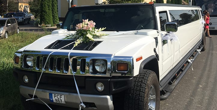 Hummer limuzin feldiszítve esküvőre